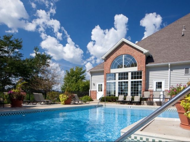 Sparkling Pool & Sundeck