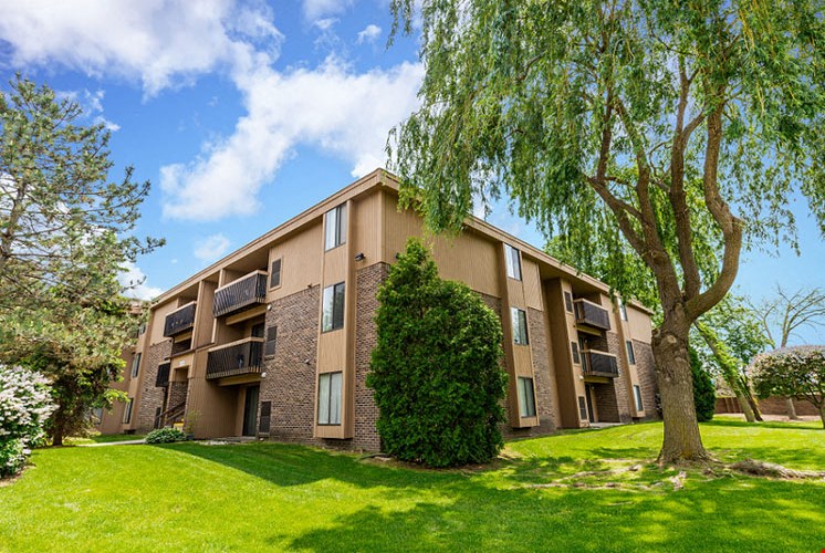 Exterior Building at Lakeside Village Apartments Clinton Township 48038