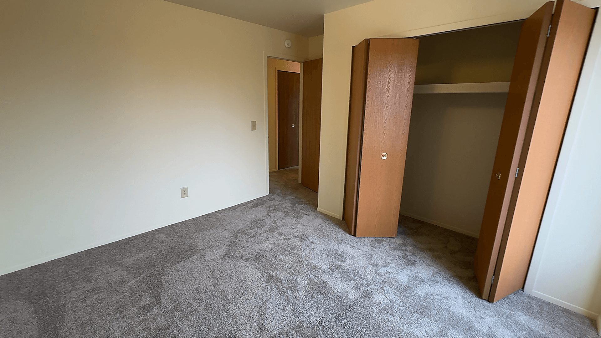 Lakeside Village Apartments Image 209