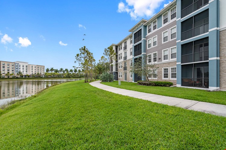 Axis Wellington Green Image 37