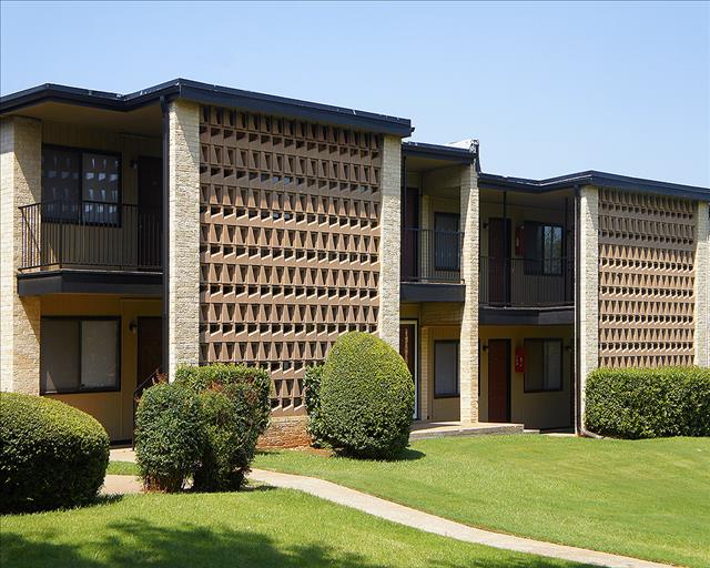 Woodland Hills Apartments Image 2