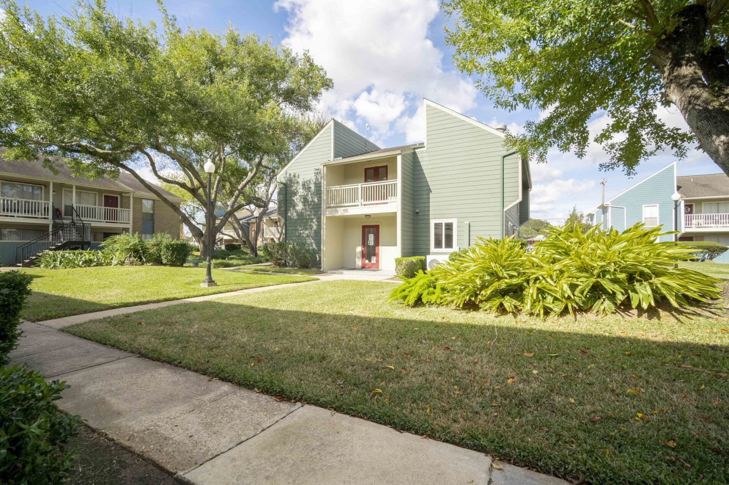 Huntington Oaks Apartment Homes Image 2