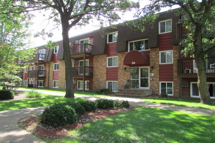 Royal Oaks Apartments Image 3