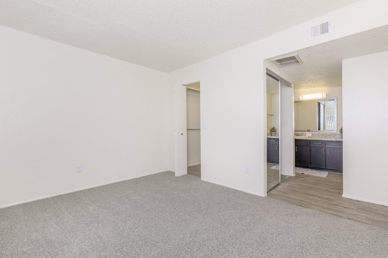 Fox Point Apartments Image 4