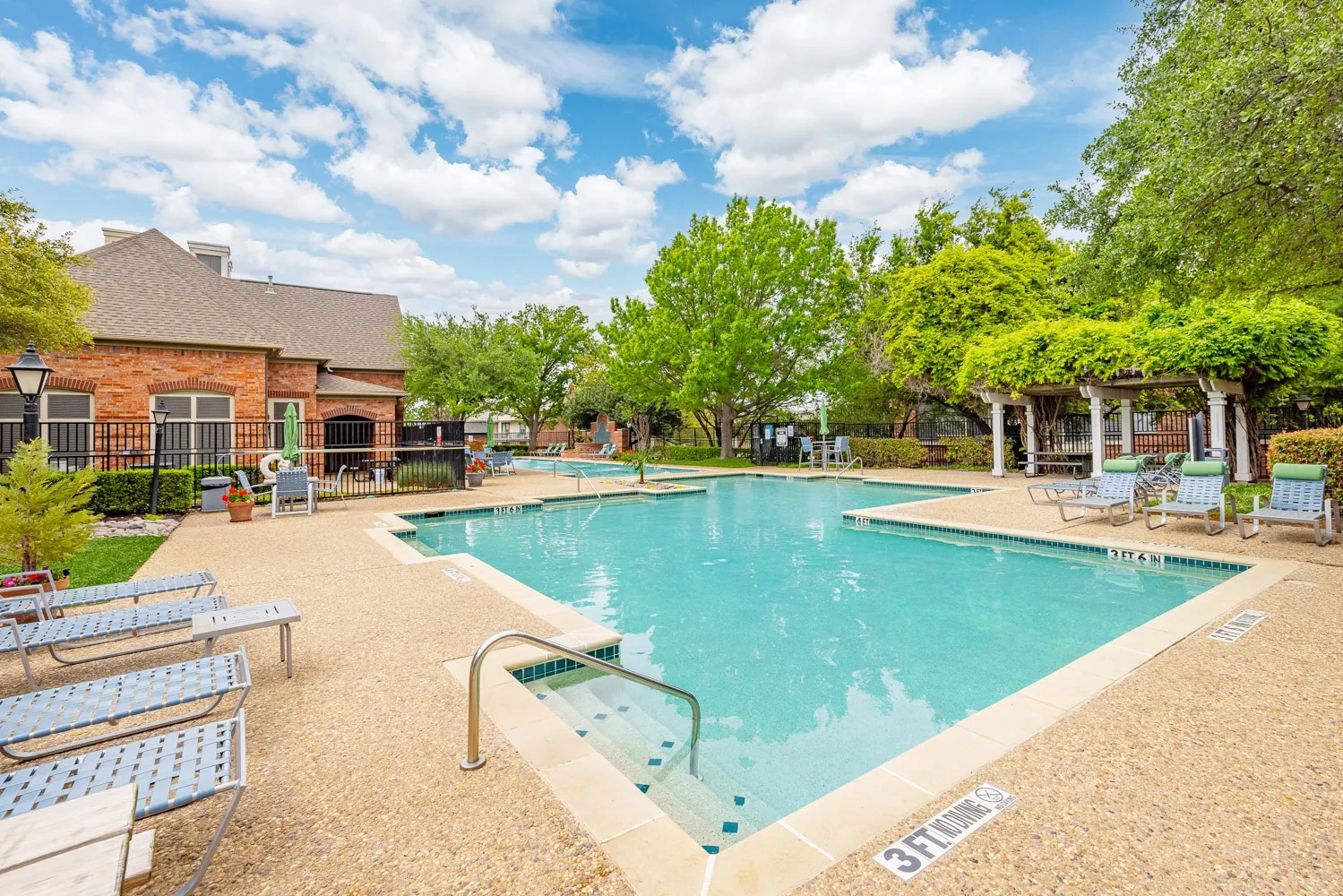 Seasons at Green Oaks Image 1