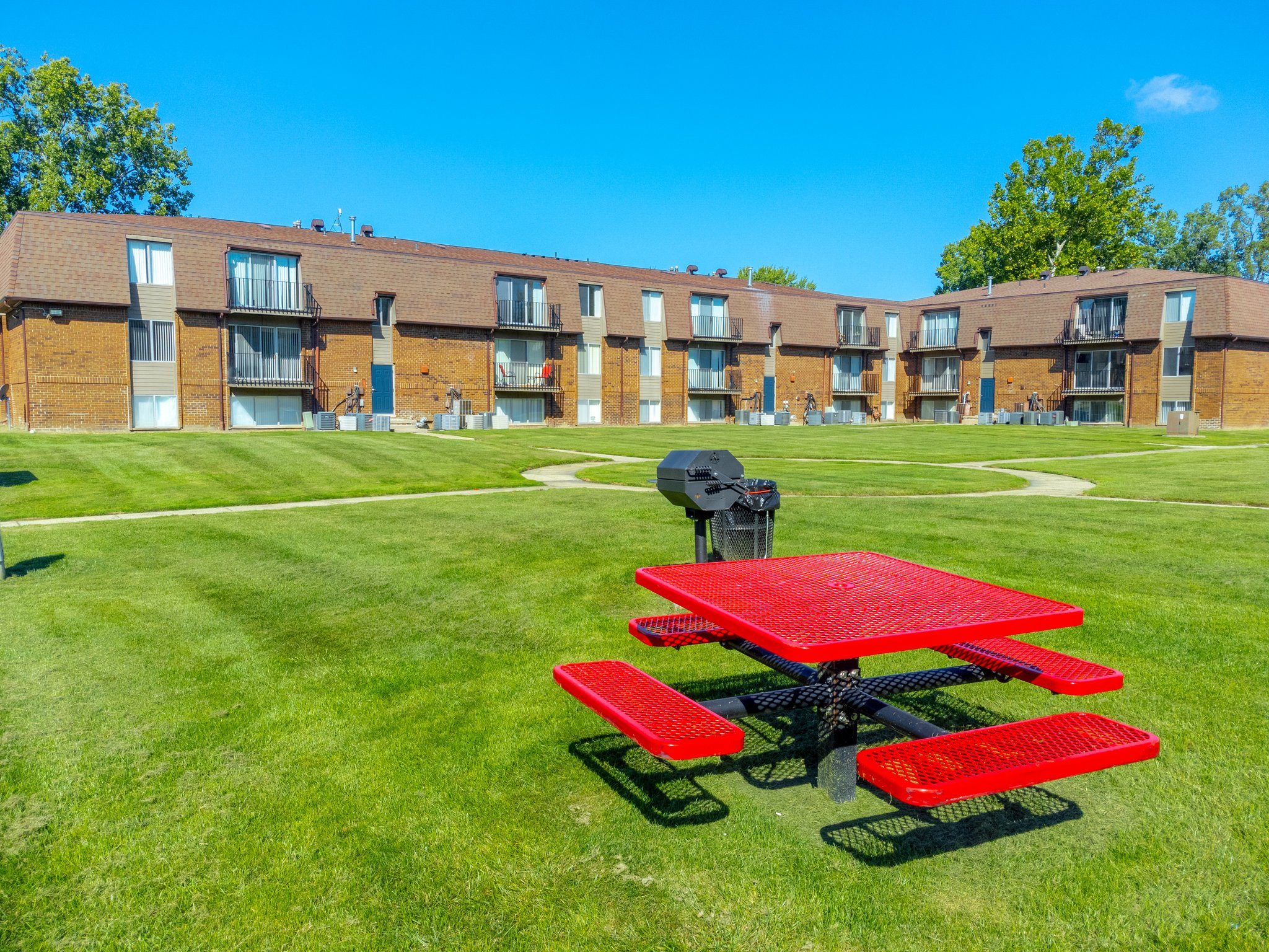 Large Picnic Area at Knottingham Apartments in Clinton Township, MI
