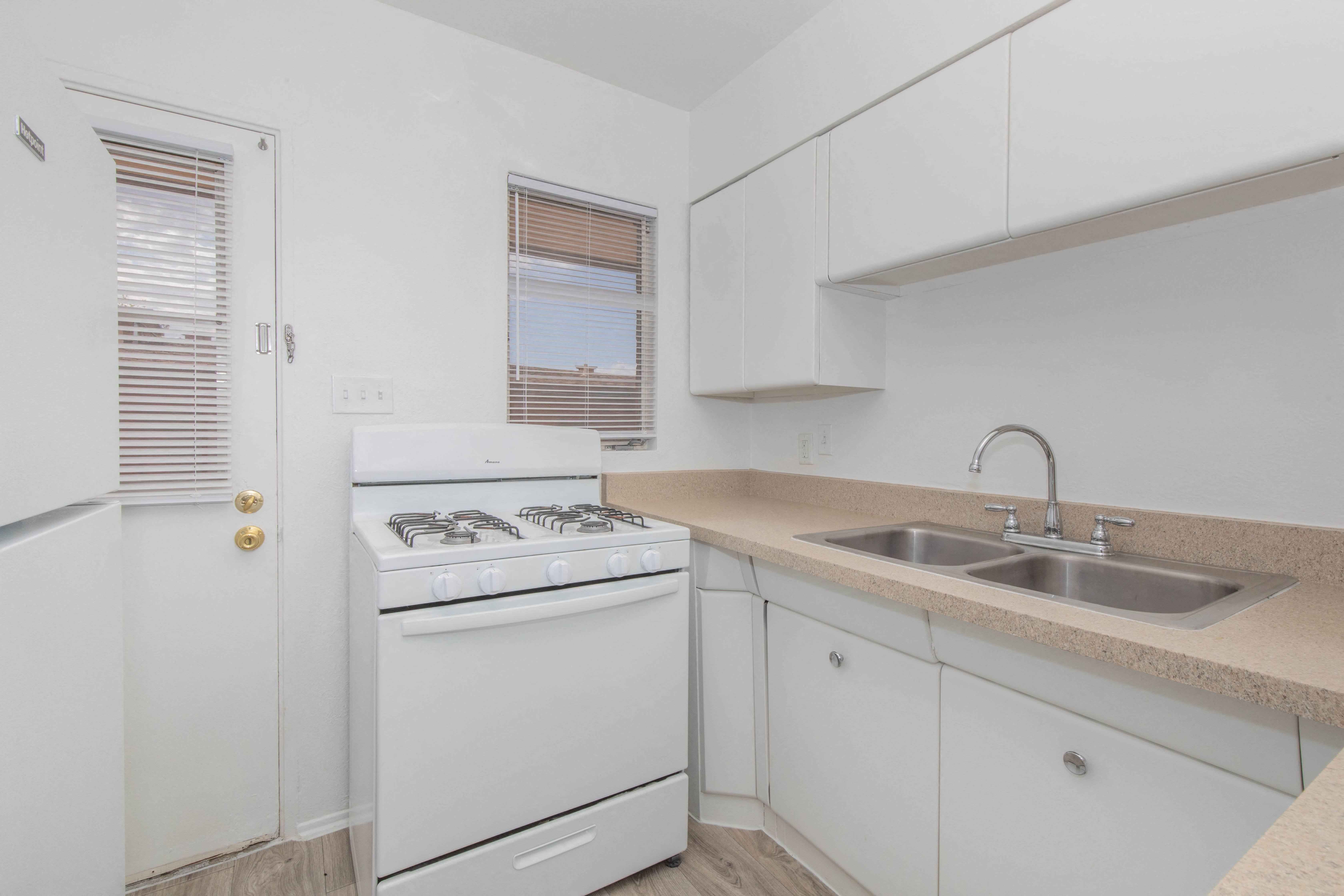Country Club Apartments Image 11