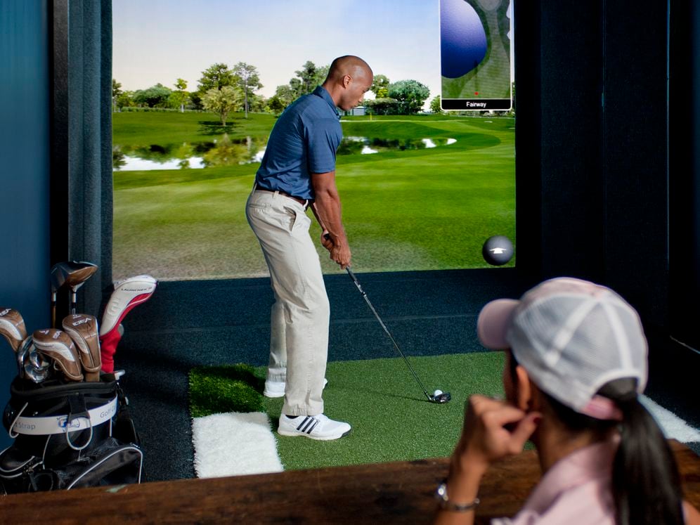 Resident lounge virtual golf system