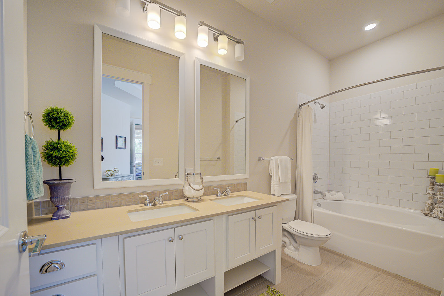 Holly Crest Image 25