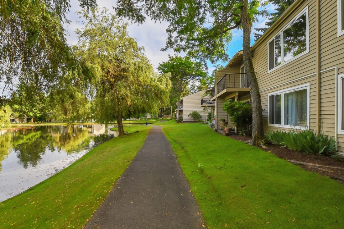 Lakeside Landing Apartments Image 2