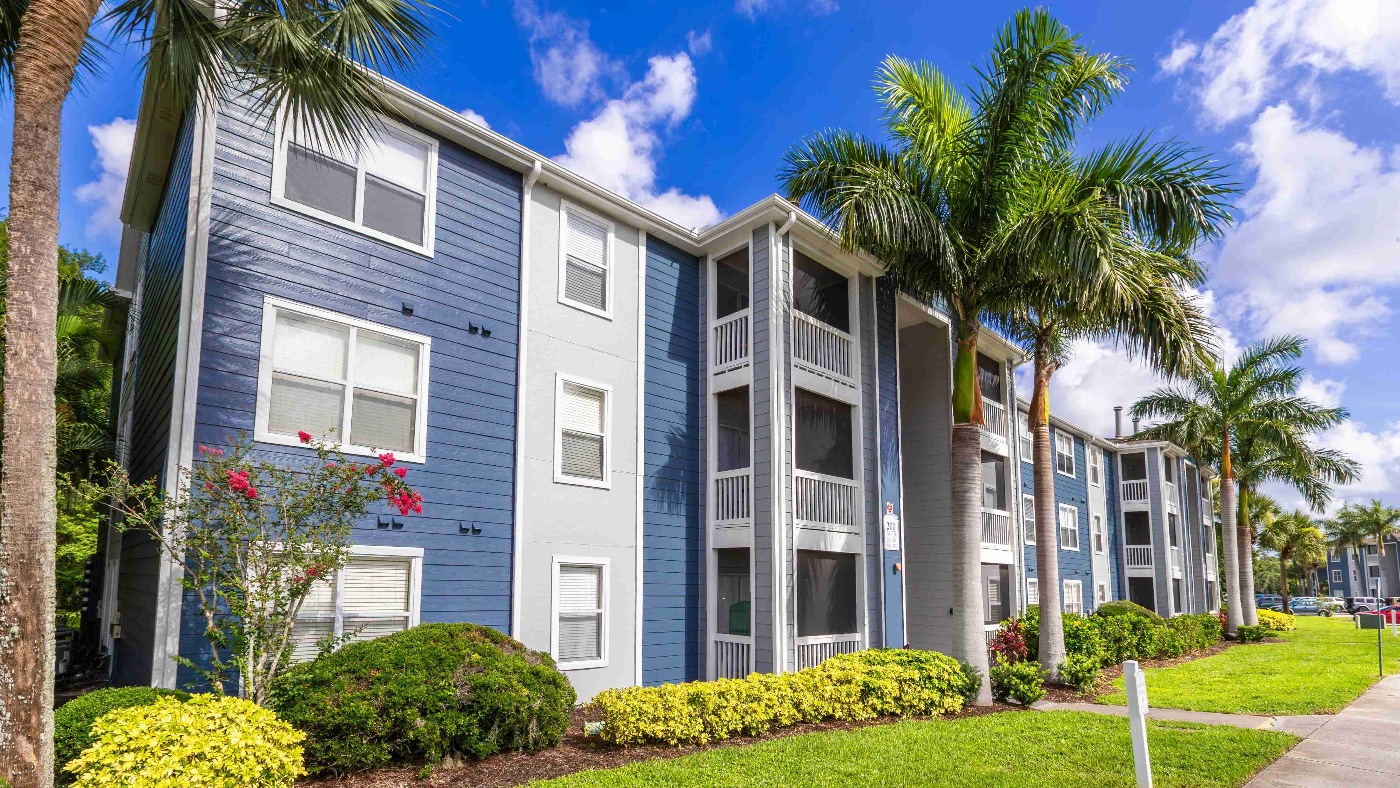 Grand Oaks Apartments blend modern architecture with lush landscaping, creating a vibrant and inviting place to call home.