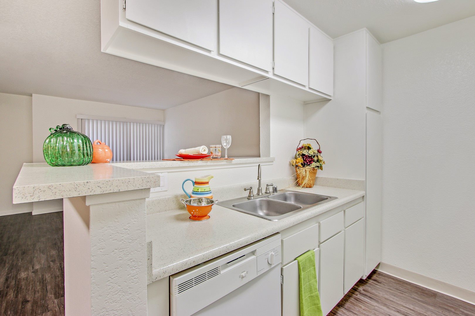 Zelzah Court Apartments Image 8