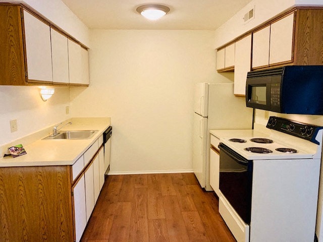 Lakeside Village Apartments Image 19