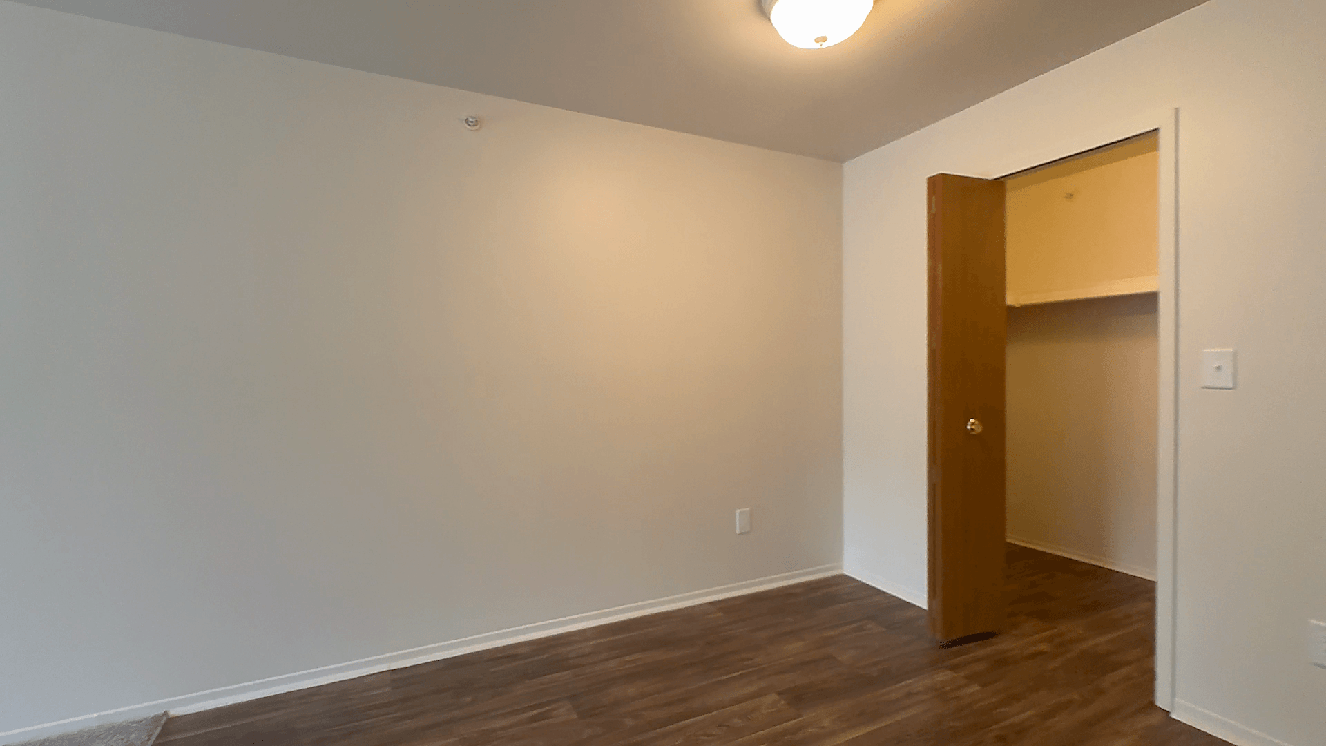 Lakeside Village Apartments Image 104