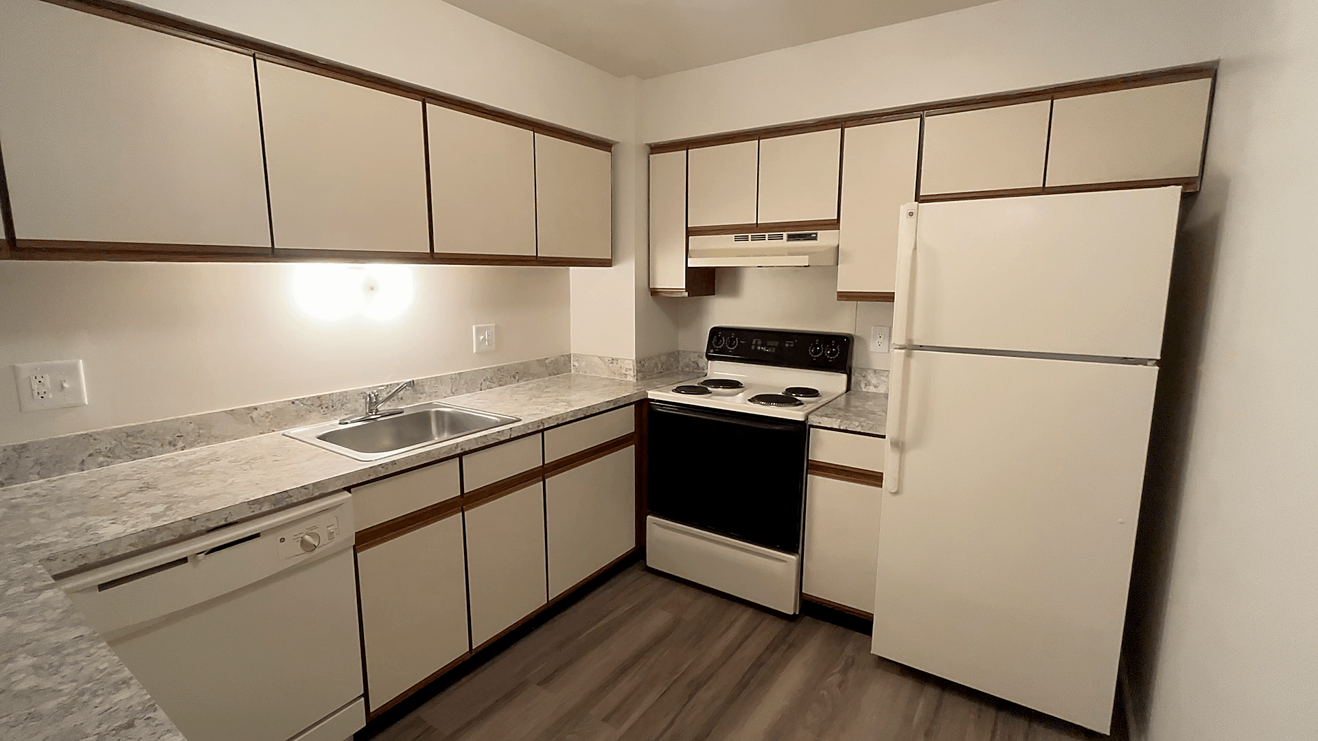 Lakeside Village Apartments Image 5