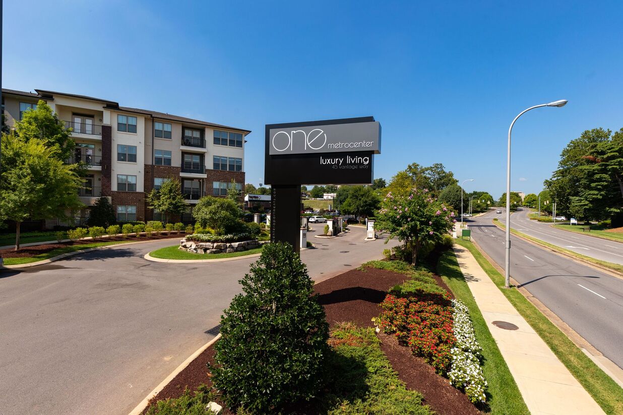 One Metrocenter Image 19