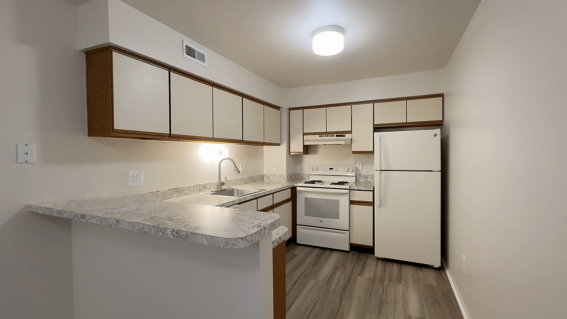 Lakeside Village Apartments Image 161