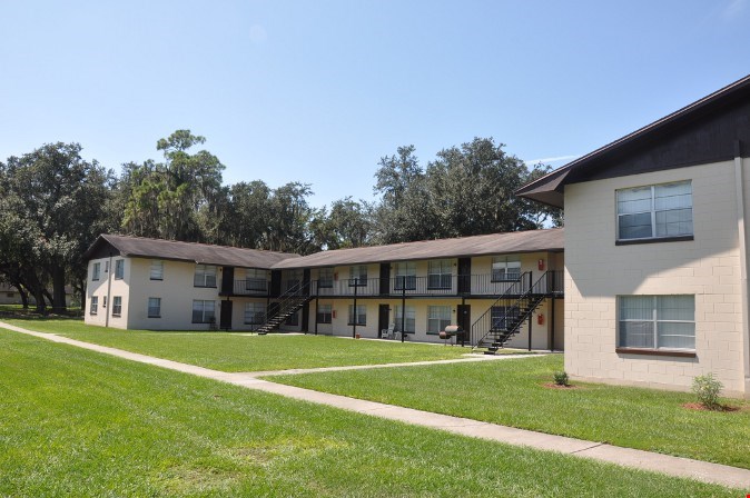 Colonial Square Apartments Image 2