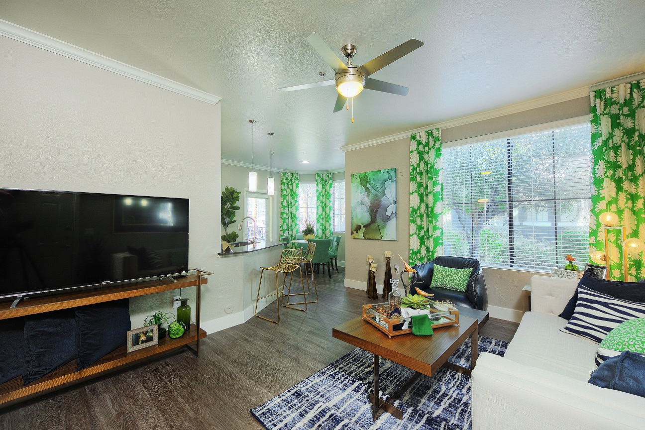 Peoria, AZ Enclave at Arrowhead lake living room