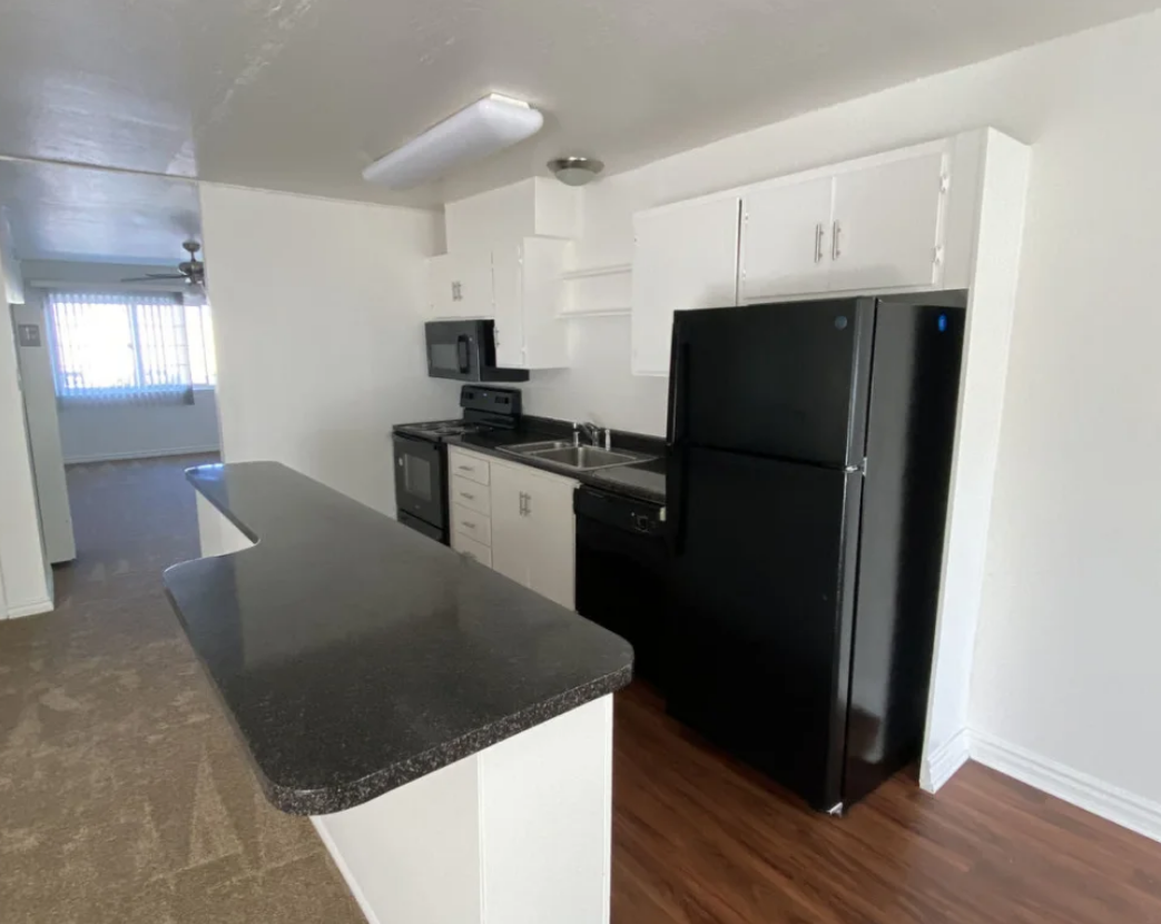 St Moritz Garden Apartments Image 7