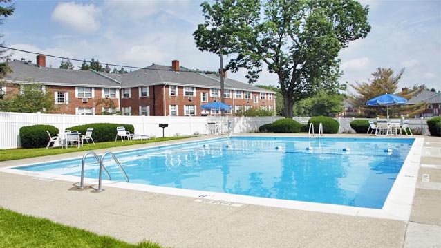 Westside Colonial Apartments Image 4