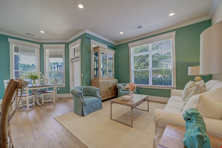 Holly Crest Image 23