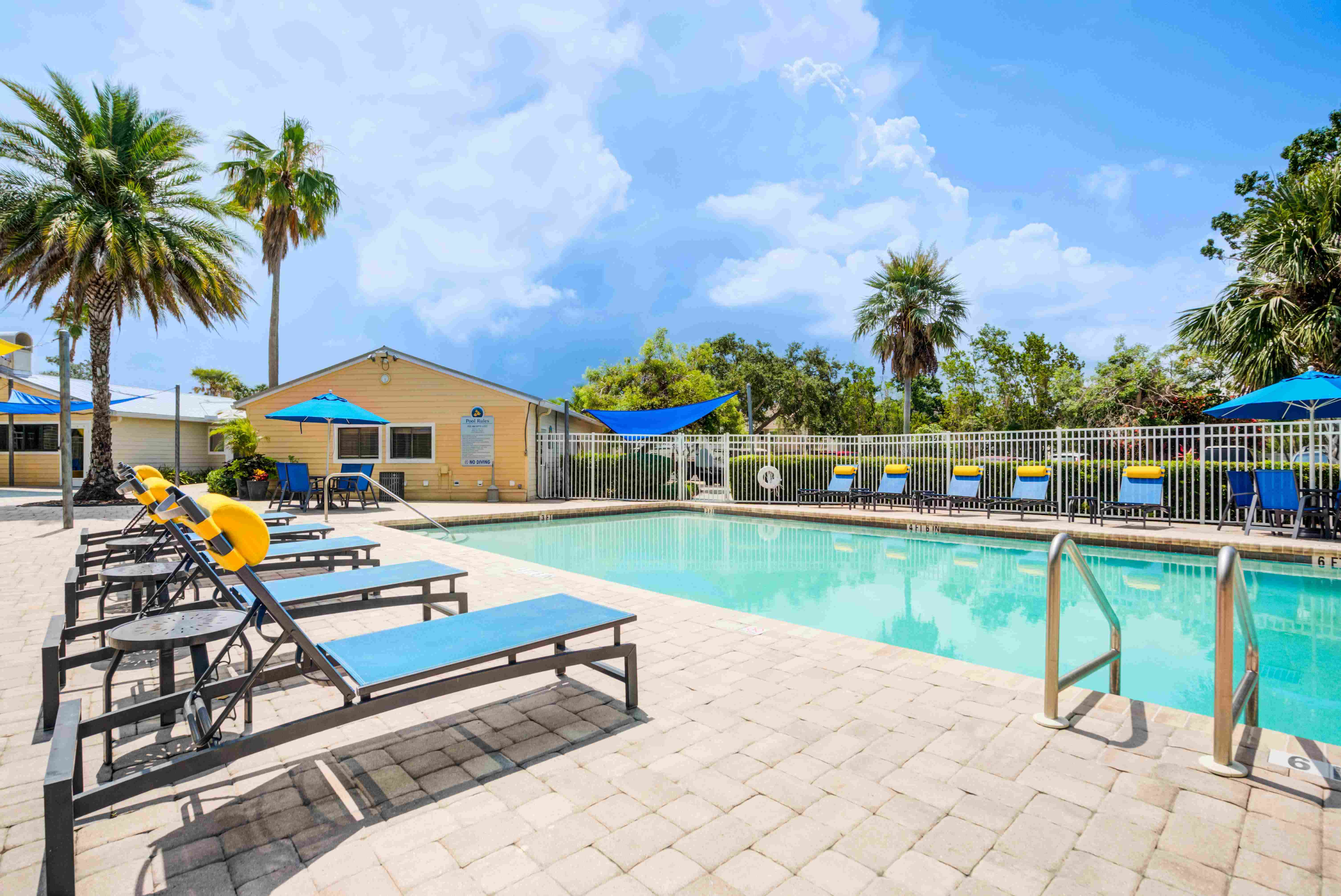 Coral Club Apartment Homes Image 13