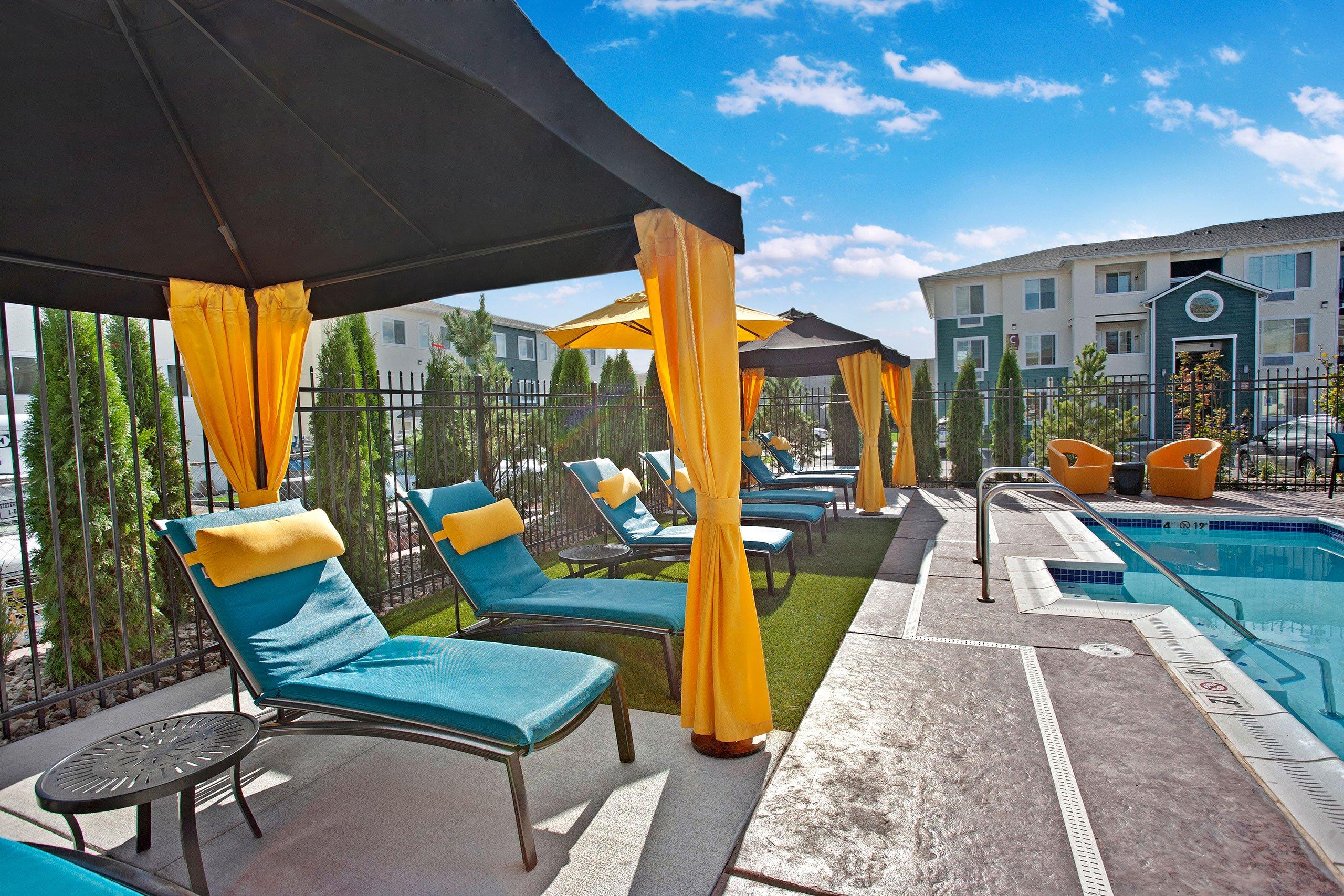600 Riverside Outdoor Lounge