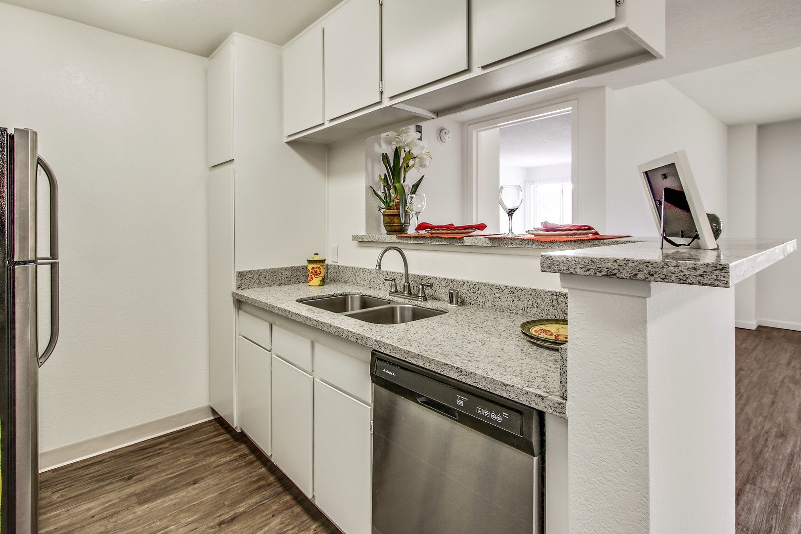 Zelzah Court Apartments Image 13