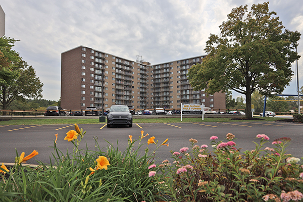 Willoughby Hills Towers Image 18
