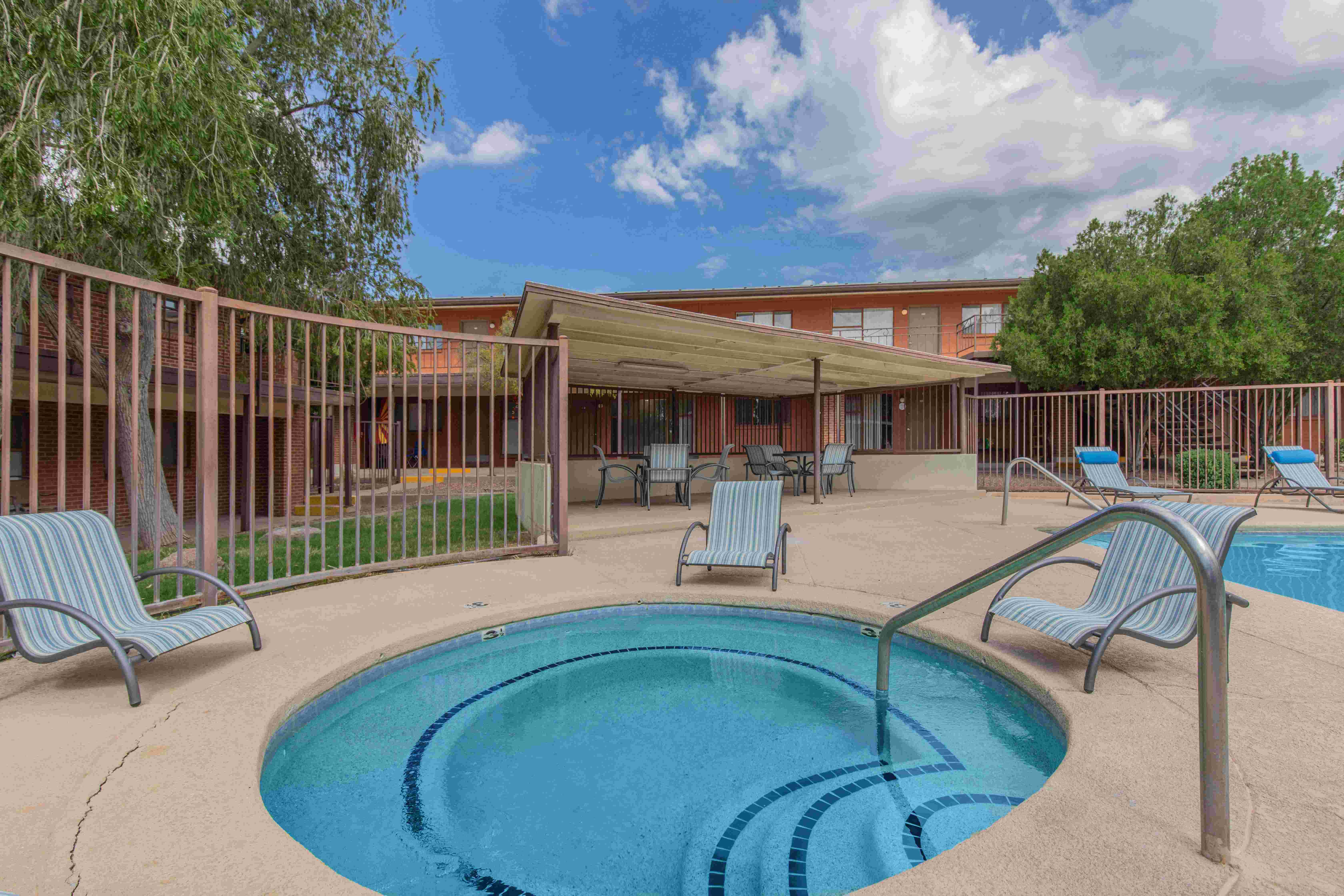 Country Club Apartments Image 2