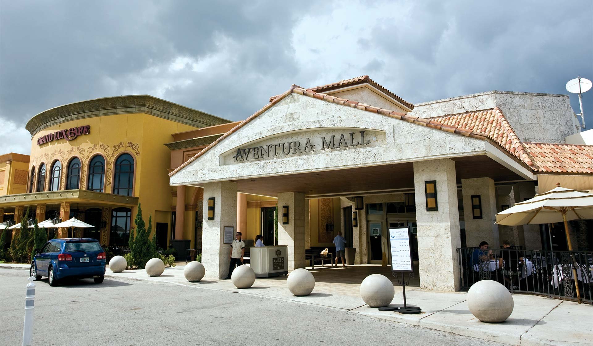 Located near many restaurants and shops at Aventura Mall