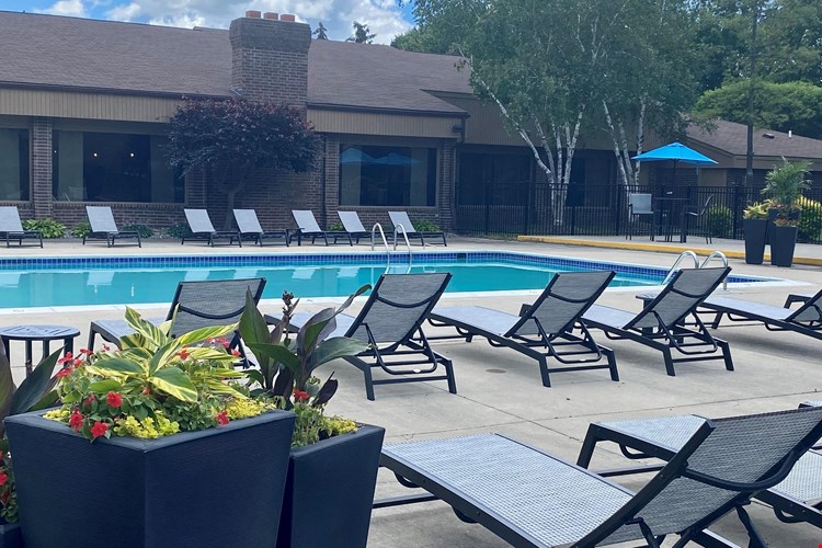 Lakeside Village Apartments Image 44