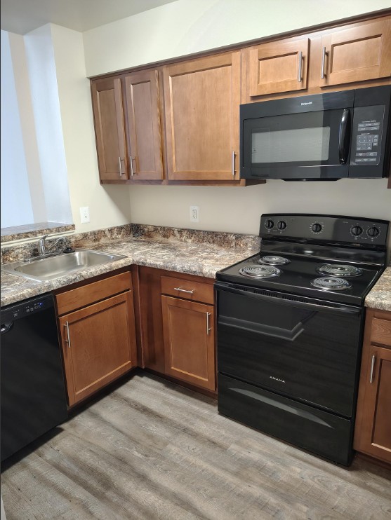 Marlboro Classic Apt & Redwood Square Image 35