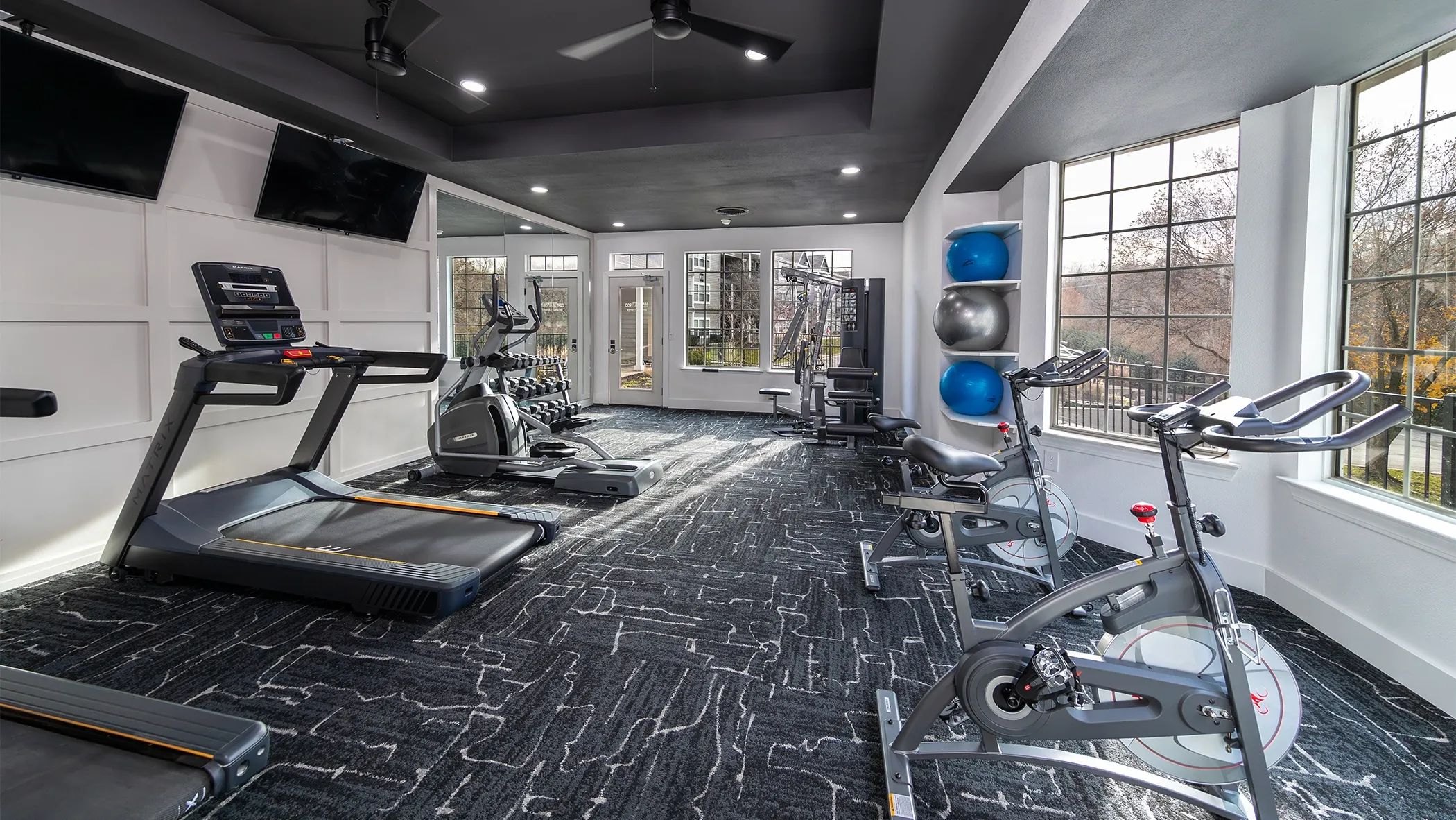 Experience unmatched convenience with our state-of-the-art fitness center, equipped with the latest cardio and weight training gear. Your personal gym, steps from your front door. 