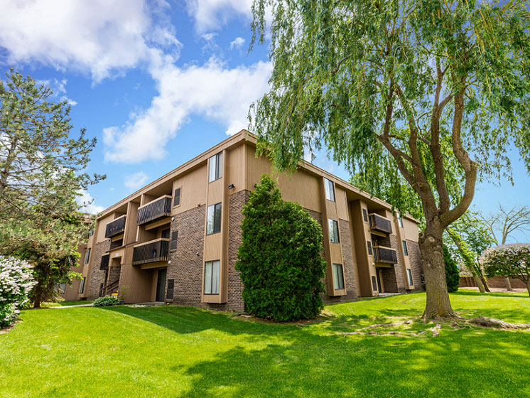 Exterior Building at Lakeside Village Apartments Clinton Township 48038