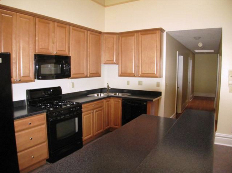 2715 Sarah Street - Kitchen