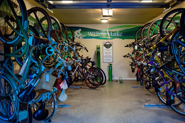 Willow Lake Apartments and Townhomes Image 7