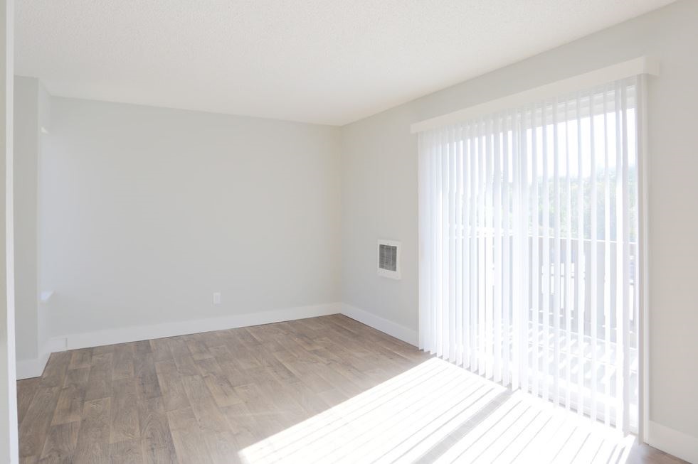 TheZimmer_Gresham_OR_SpaciousLitLivingRoom