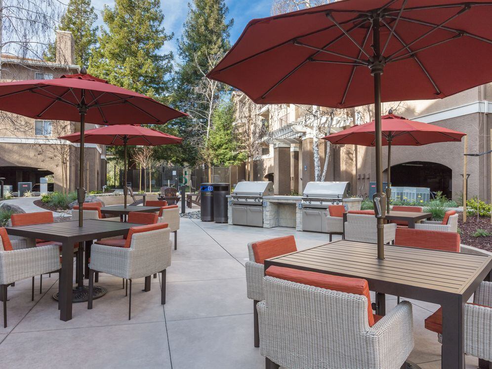 Ridge II Outdoor Seating Area and Barbecue Grills