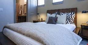 Icon at Dulles Station Image 12