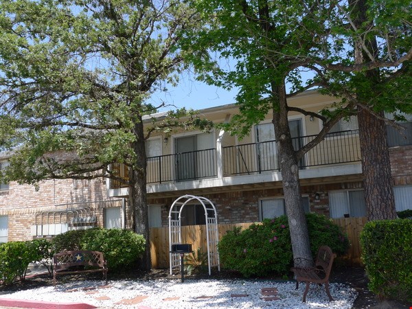 Carriage Woods Apartments Image 2