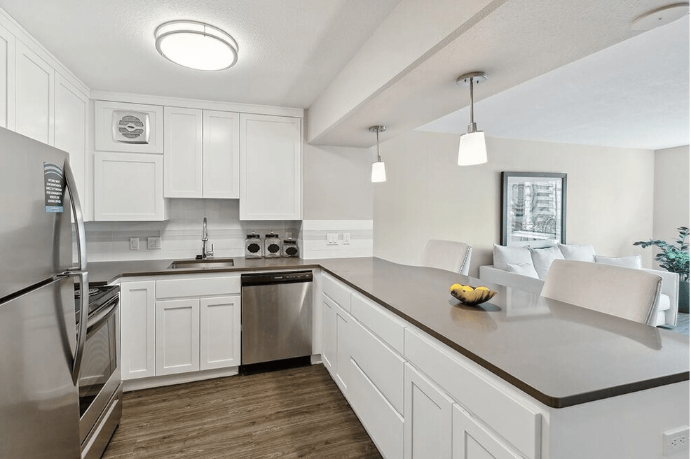 735 St. Clair Image 2