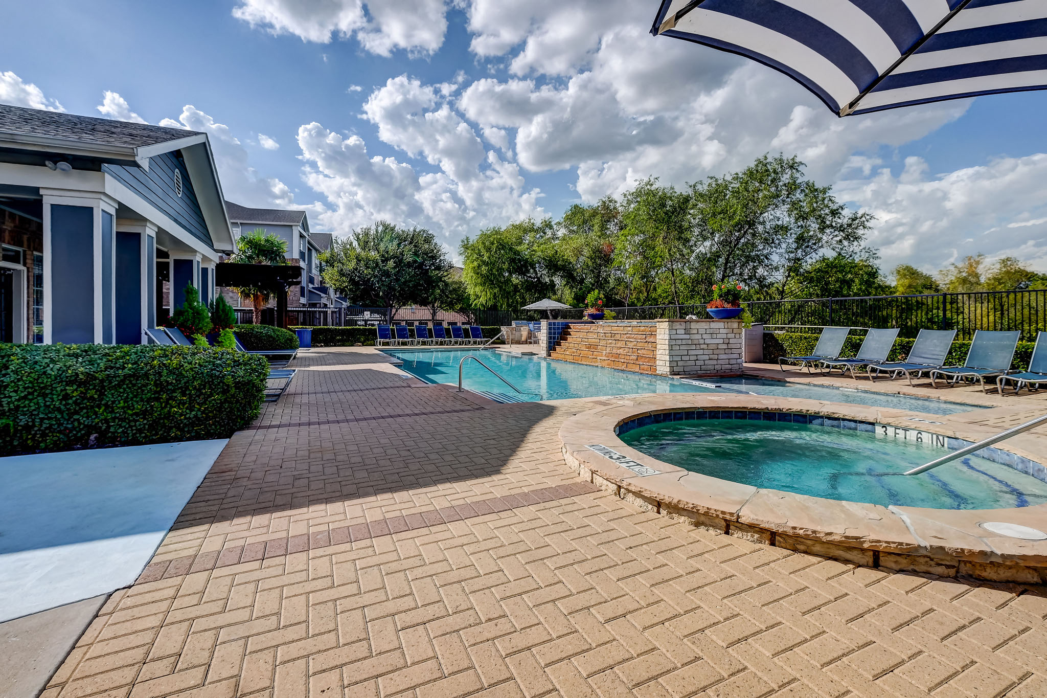 Swimming Pool with Hot Tub