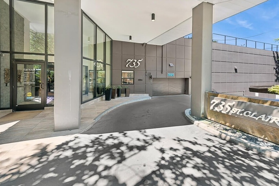 735 St. Clair Image 13
