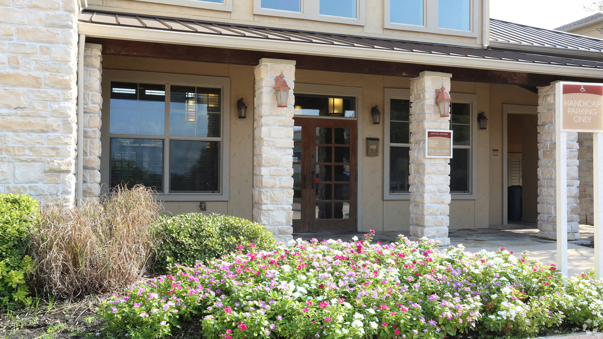 Crescent Pointe Apartments Image 4