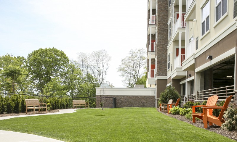 2,000 sf landscaped Community Park