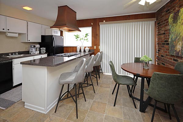 Colonial Park Townhomes Image 3