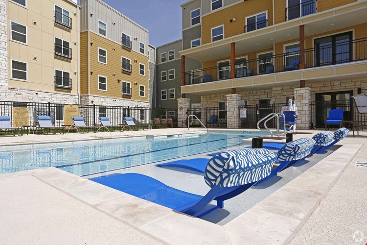 Sansom Pointe Senior Image 2