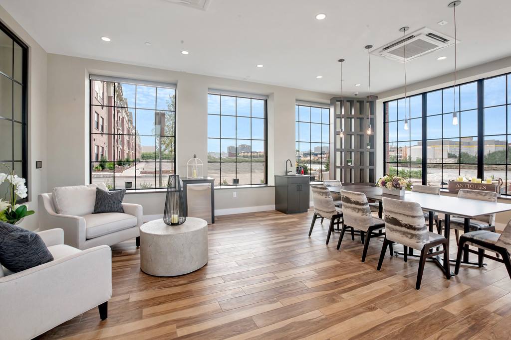 Vermella West Image 4